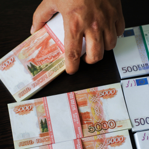 Правительство раздаст 500 россиянам по 100 тысяч рублей