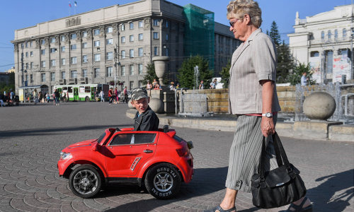 Бабушкам и дедушкам предложили выплачивать декретные